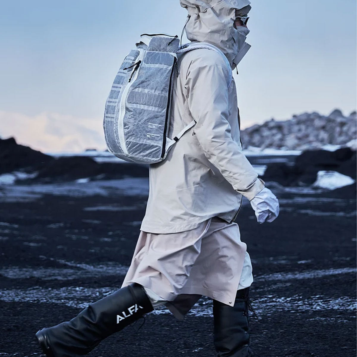 Db Journey : Weigh Lighter Hugger Backpack 30L : Monochrome