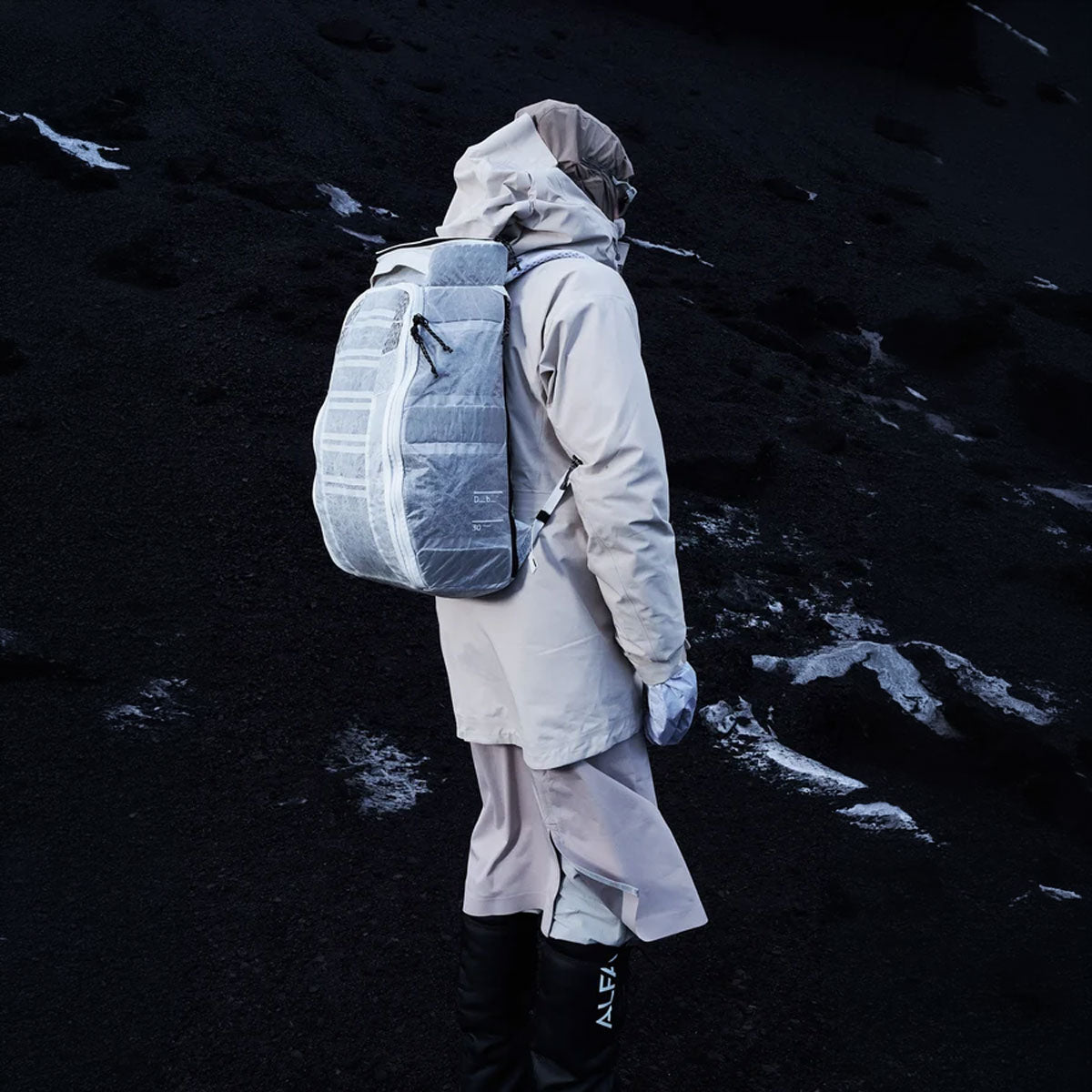 Db Journey : Weigh Lighter Hugger Backpack 30L : Monochrome