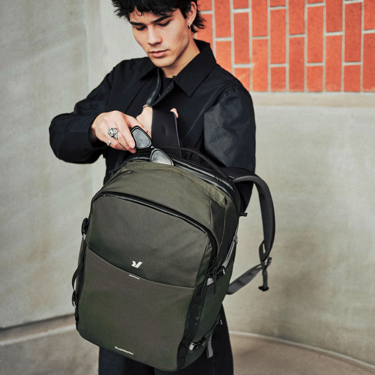 Rushfaster : Travel Backpack 36L : Black