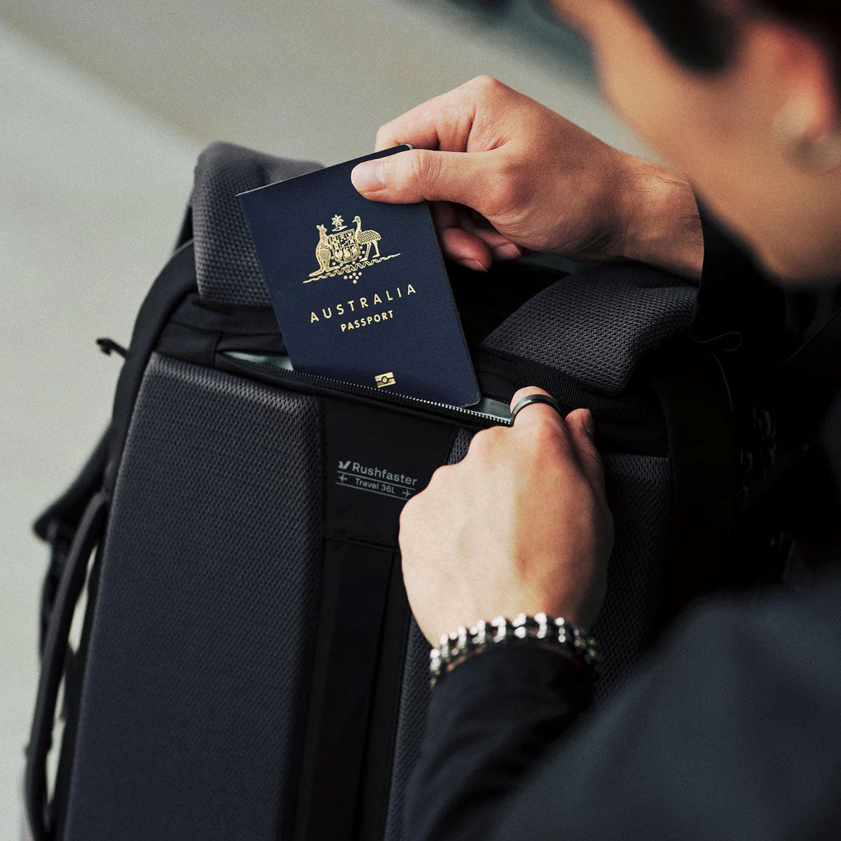 Rushfaster : Travel Backpack 36L : Black