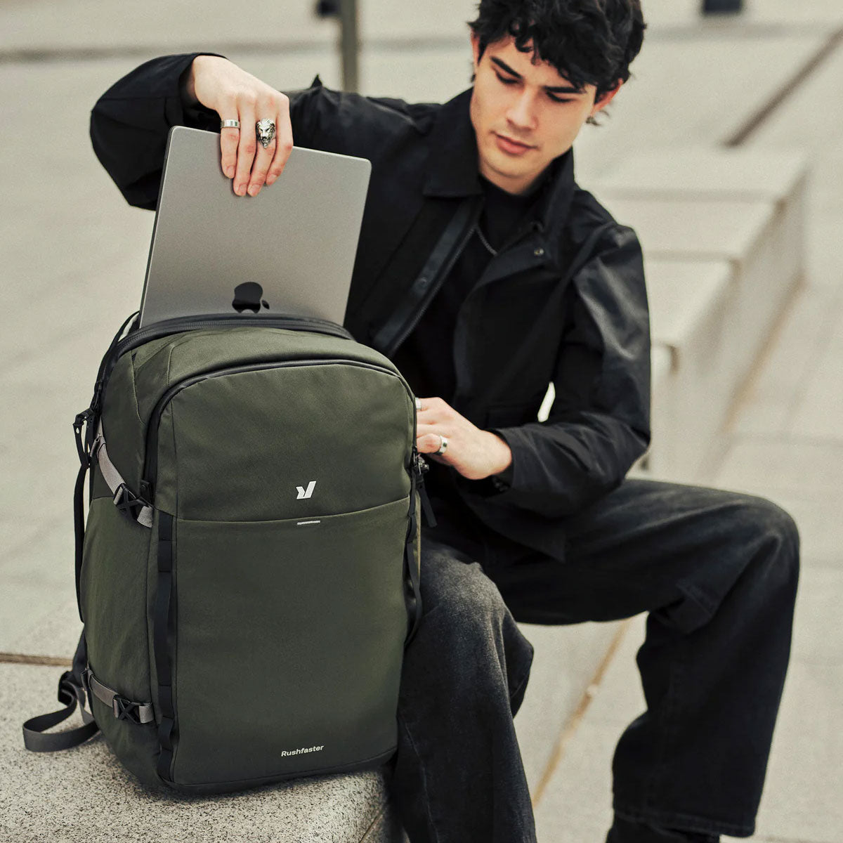 Rushfaster : Travel Backpack 36L : Black