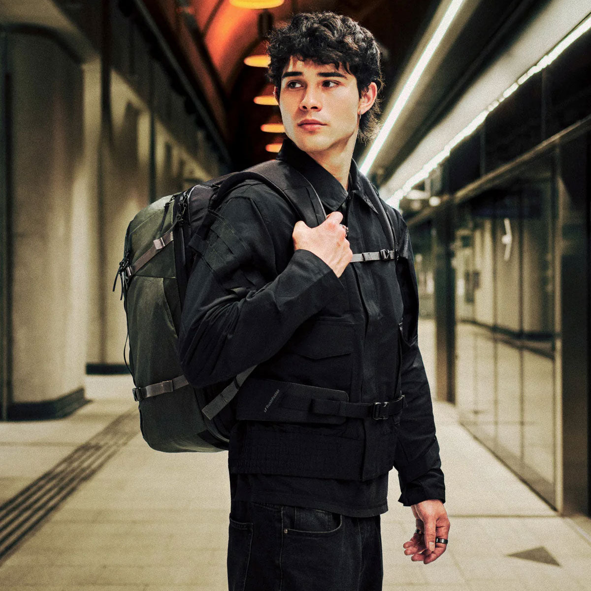 Rushfaster : Travel Backpack 36L : Black
