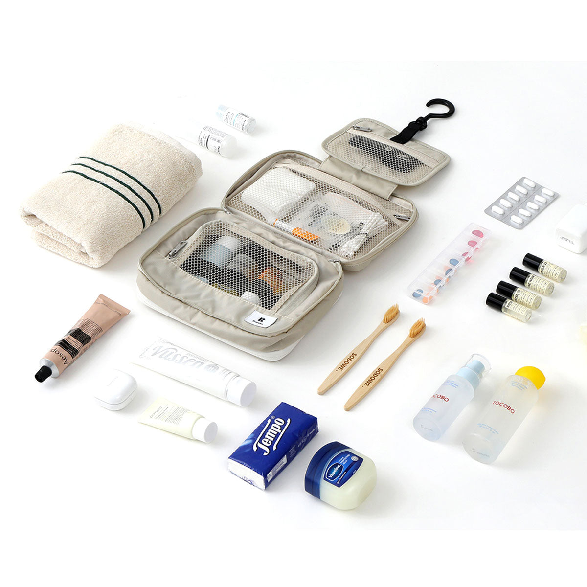 Branden : Expandable Hanging Wash Bag