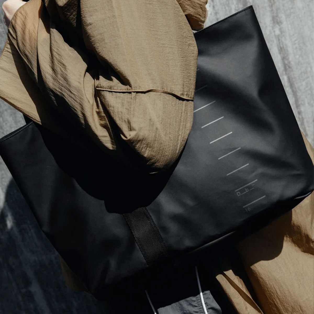 Db Journey : Essential Tote 16L : Black Out