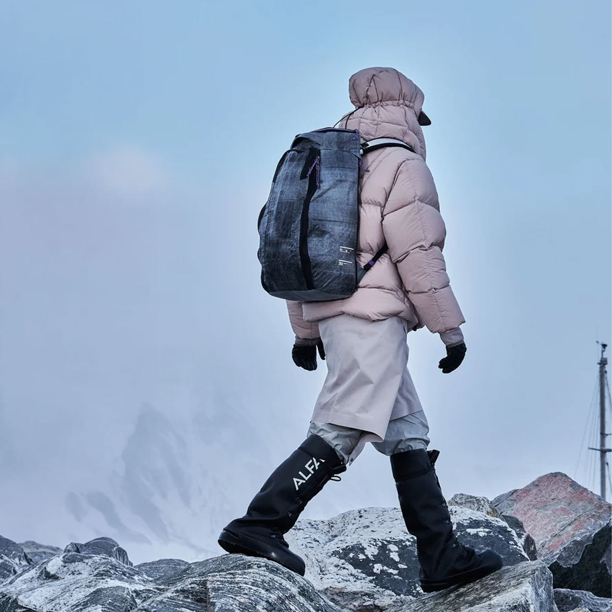 Db Journey : Weigh Lighter Hugger Backpack 30L : Weigh Darker