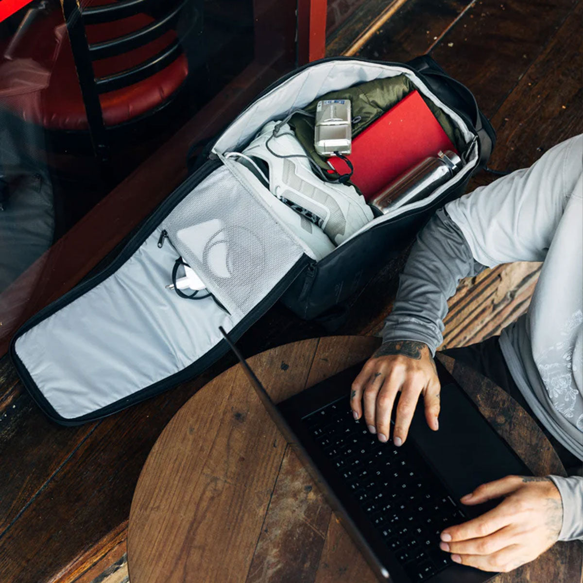Db Journey : Hugger Backpack 25L : Black Out