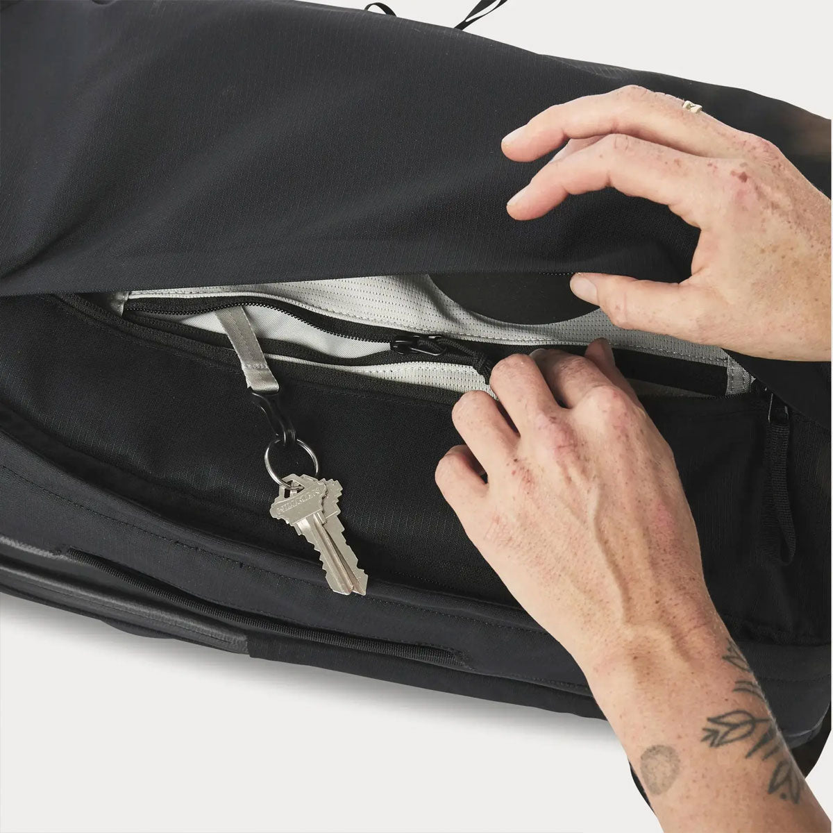 Moment : Everything Travel Pack 28L : Navy