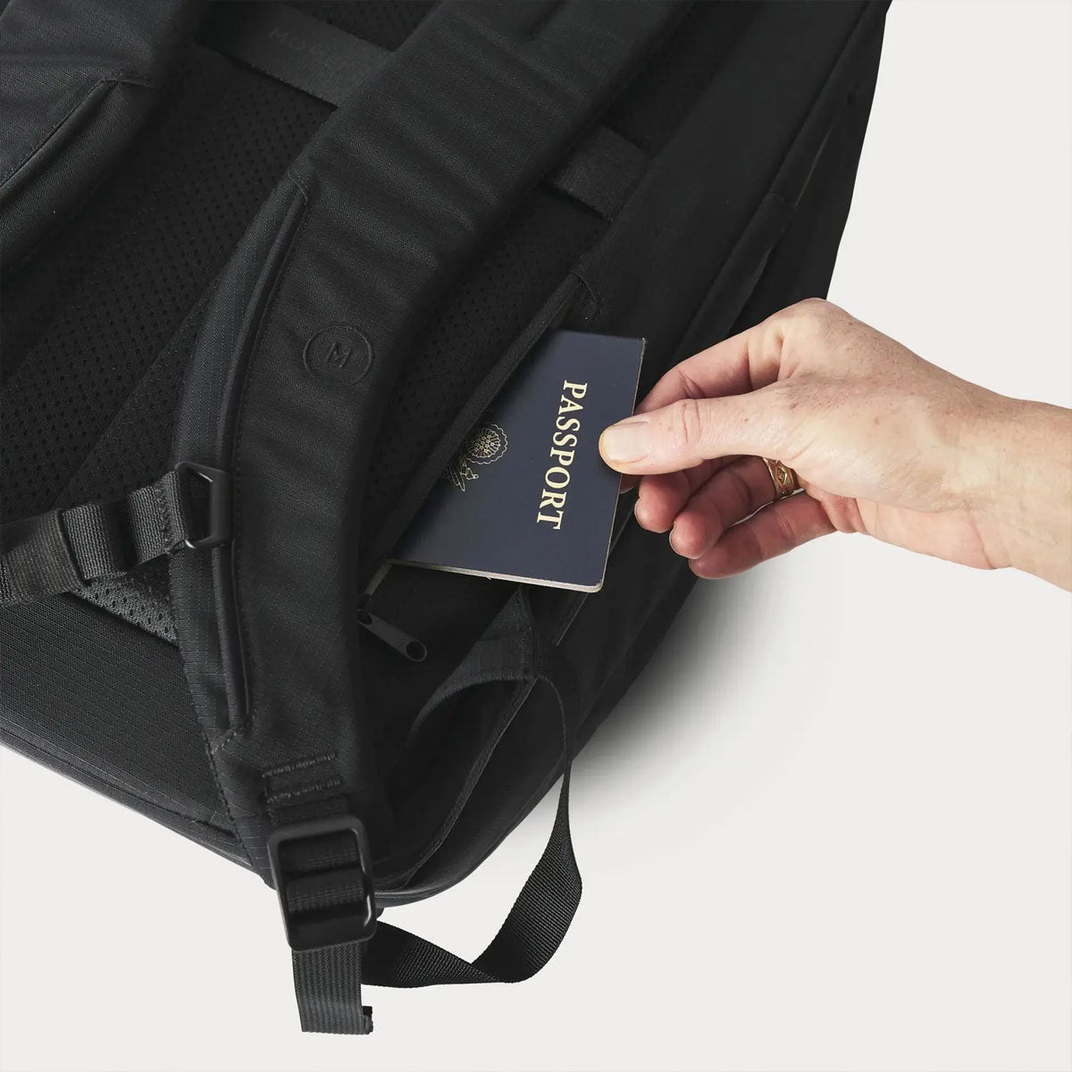 Moment : Everything Travel Pack 28L : Navy