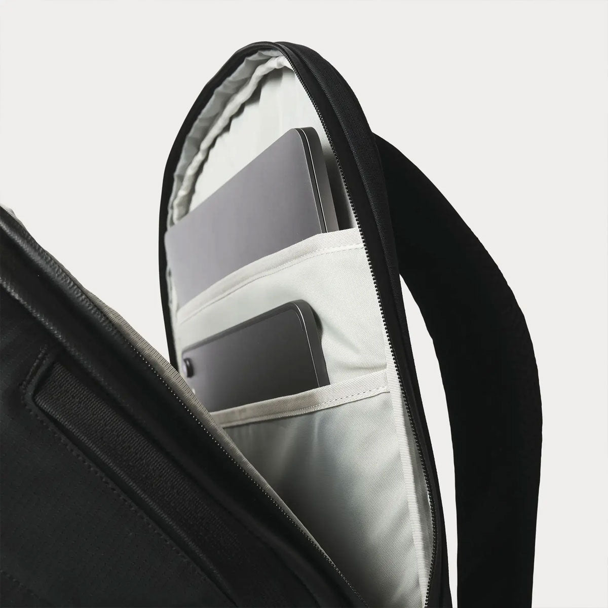 Moment : Everything Travel Pack 28L : Black