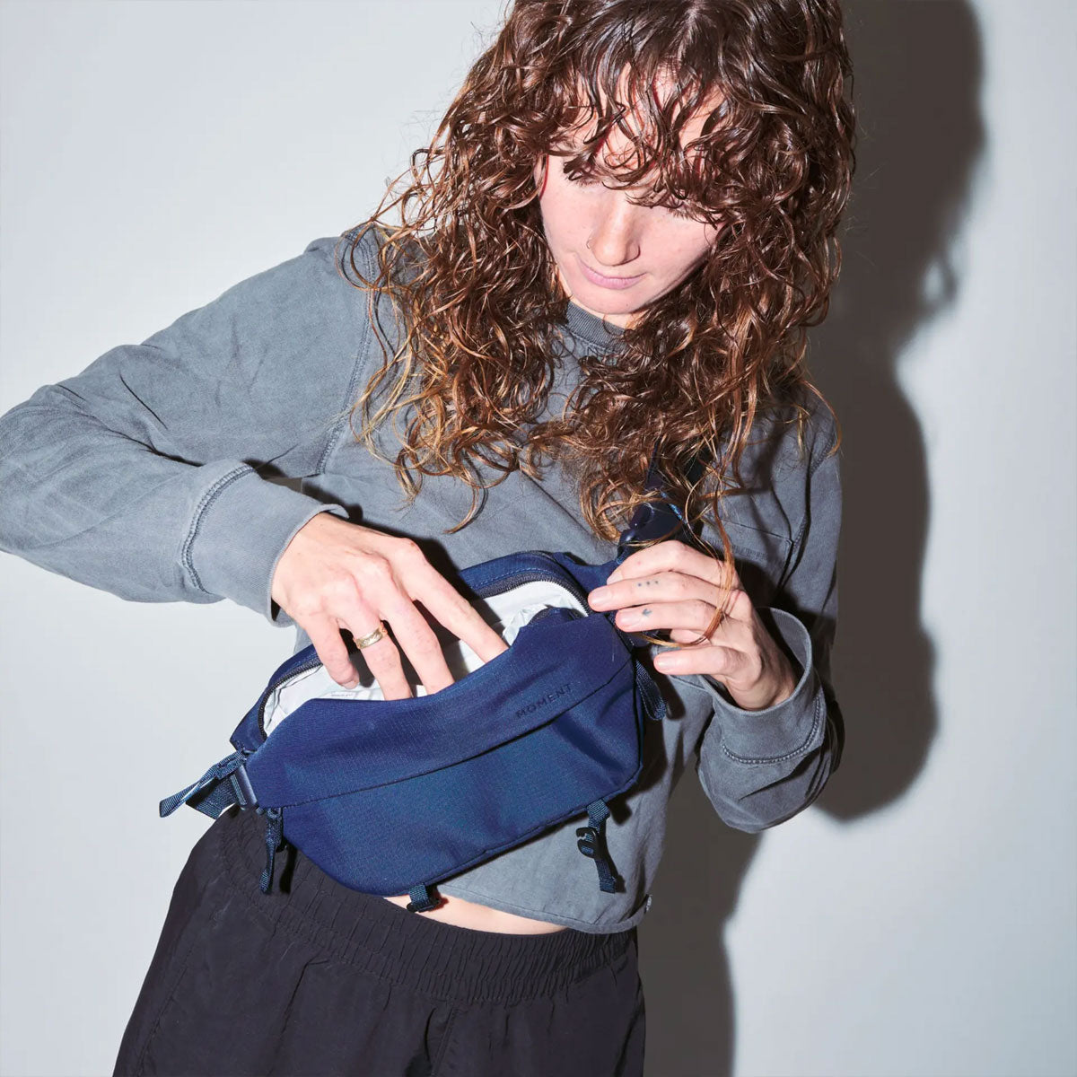 Moment : Everything Sling 2L : Black