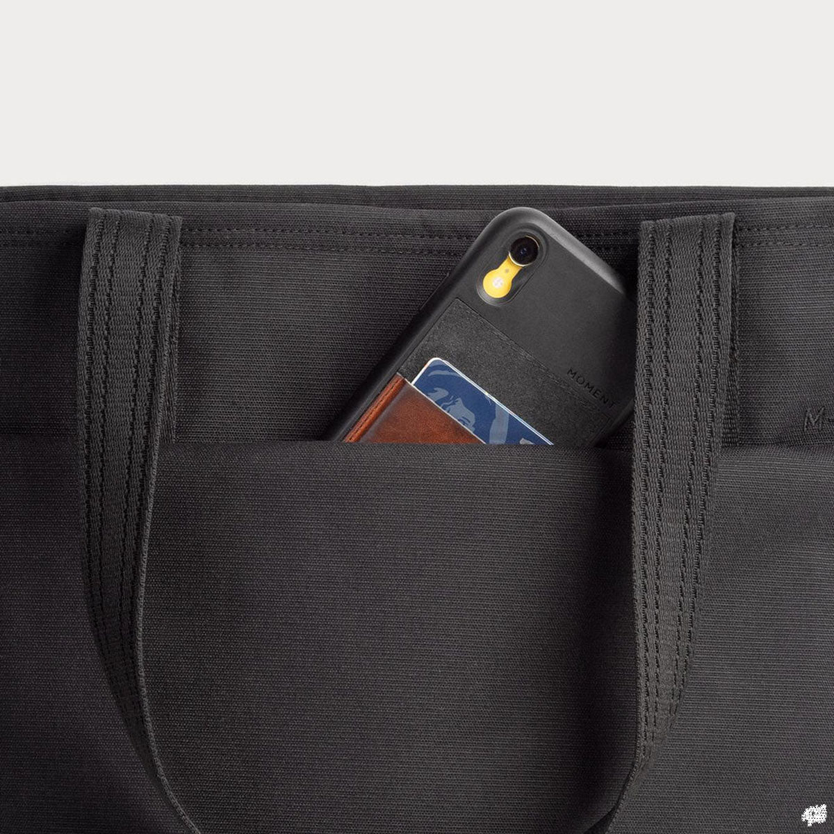 Moment : Everything Tech Tote 19L : Black