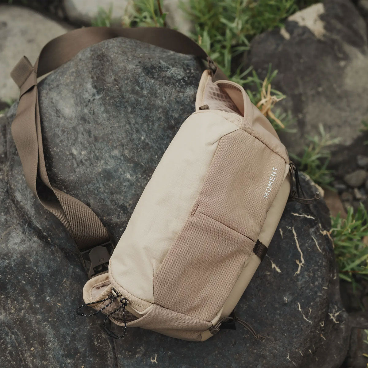 Moment : Slate 4L Camera Sling : Desert