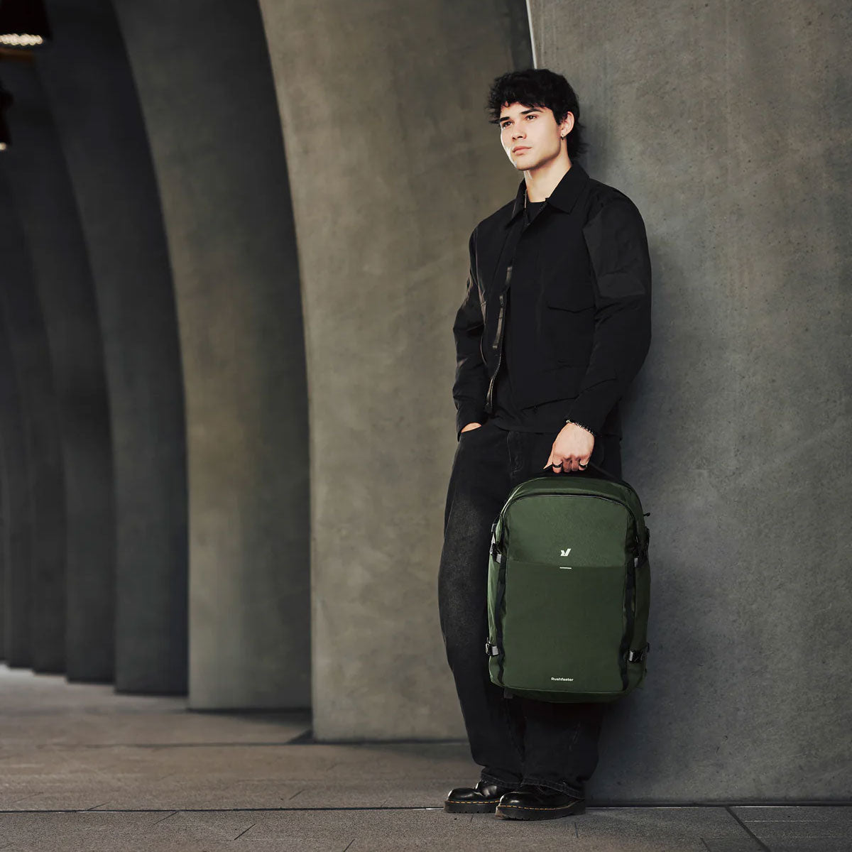 Rushfaster : Travel Backpack 36L : Black