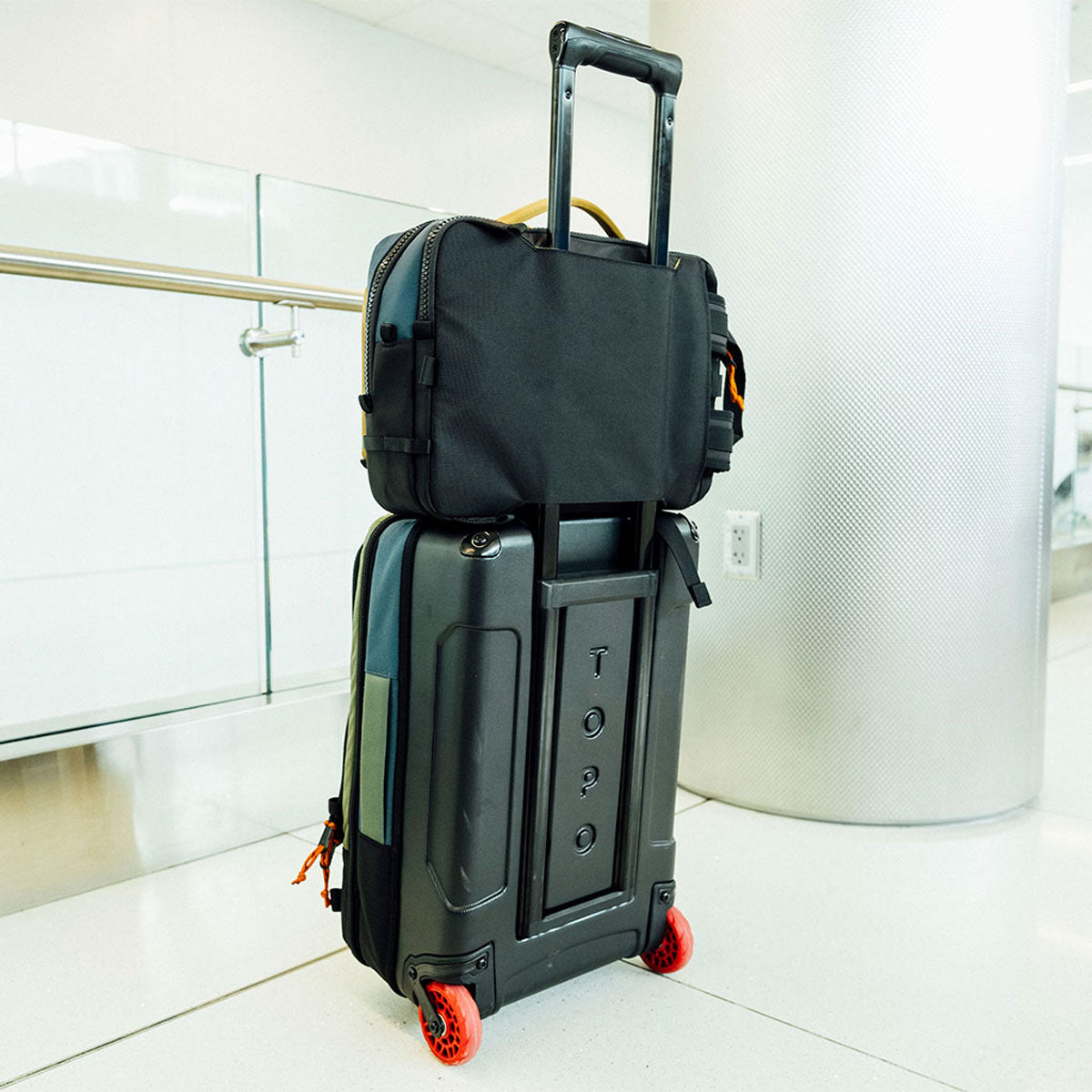 Topo Designs : Global Briefcase 20L : Olive/Dark Khaki