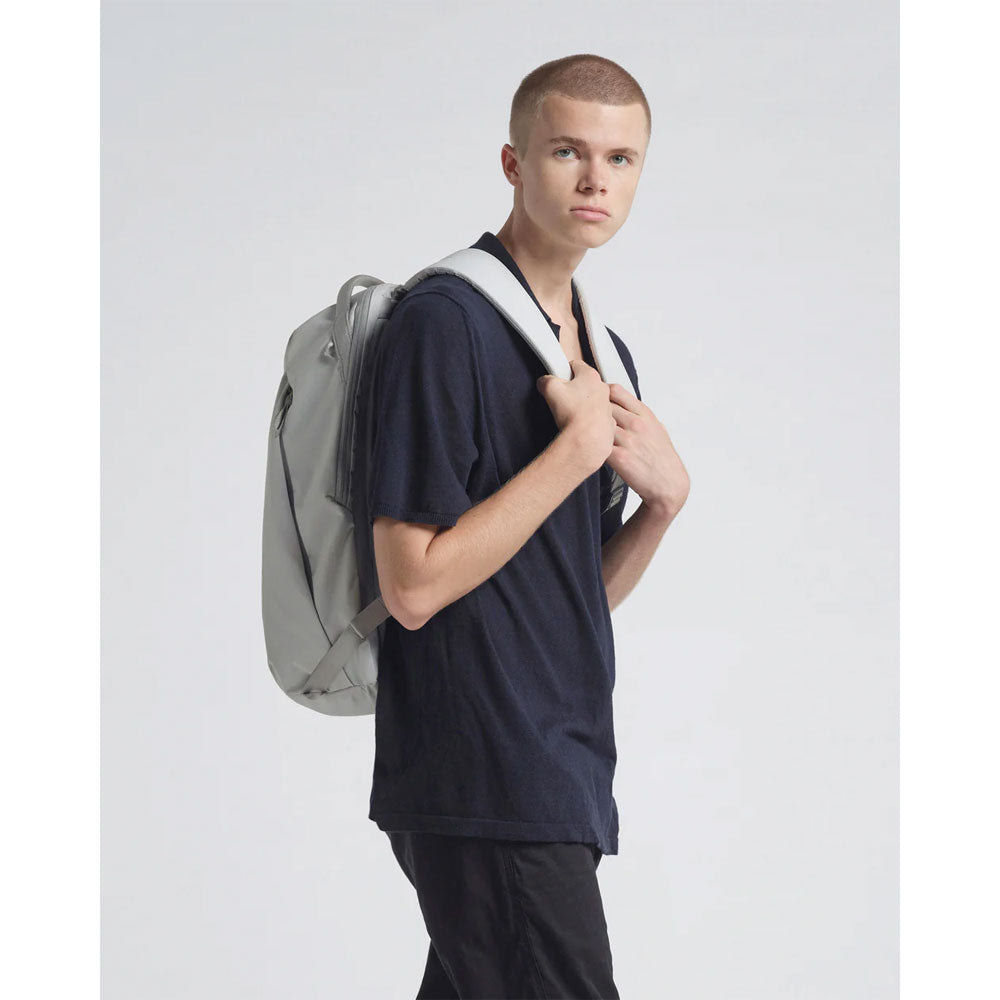 Urth : Norite 24L Backpack  : Ash Grey