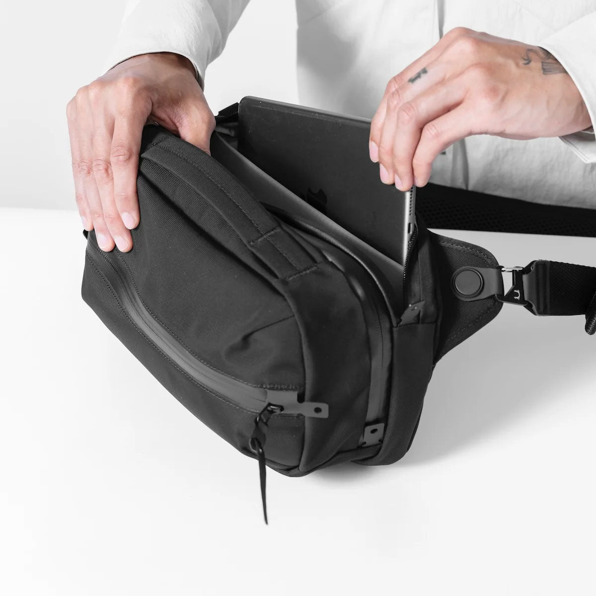 [PO] Black Ember : Grip Sling 06 : Jet Black