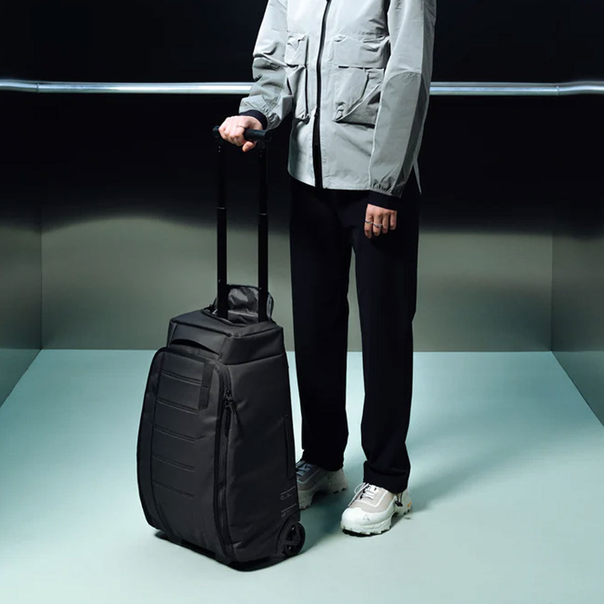 Db Journey : Hugger Roller Bag 40L Carry-on : Black Out