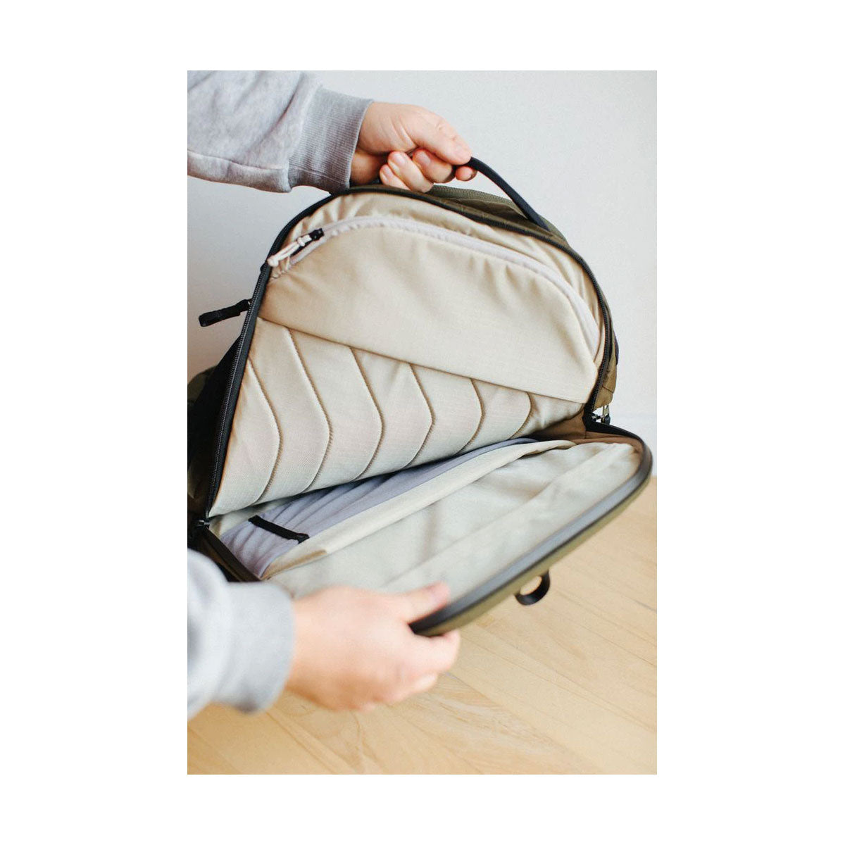 バッグ Able Carry Max Backpack Earth Green Max EDC Backpack | Minimal 26L Backpack for Everyday Carry